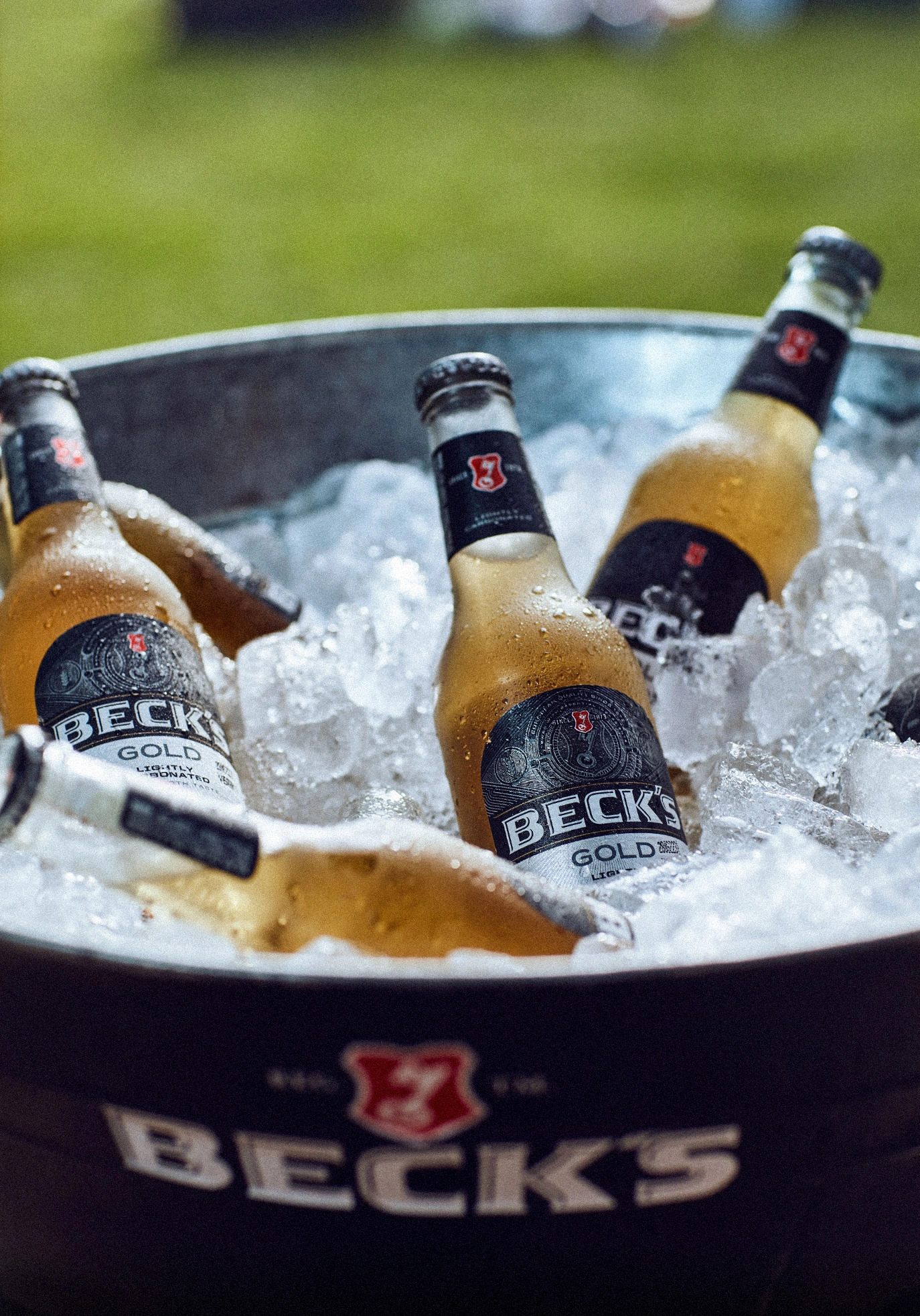 BECKS_GOLD_Bottle_Ice_Vertical_©StudioPatria.webp