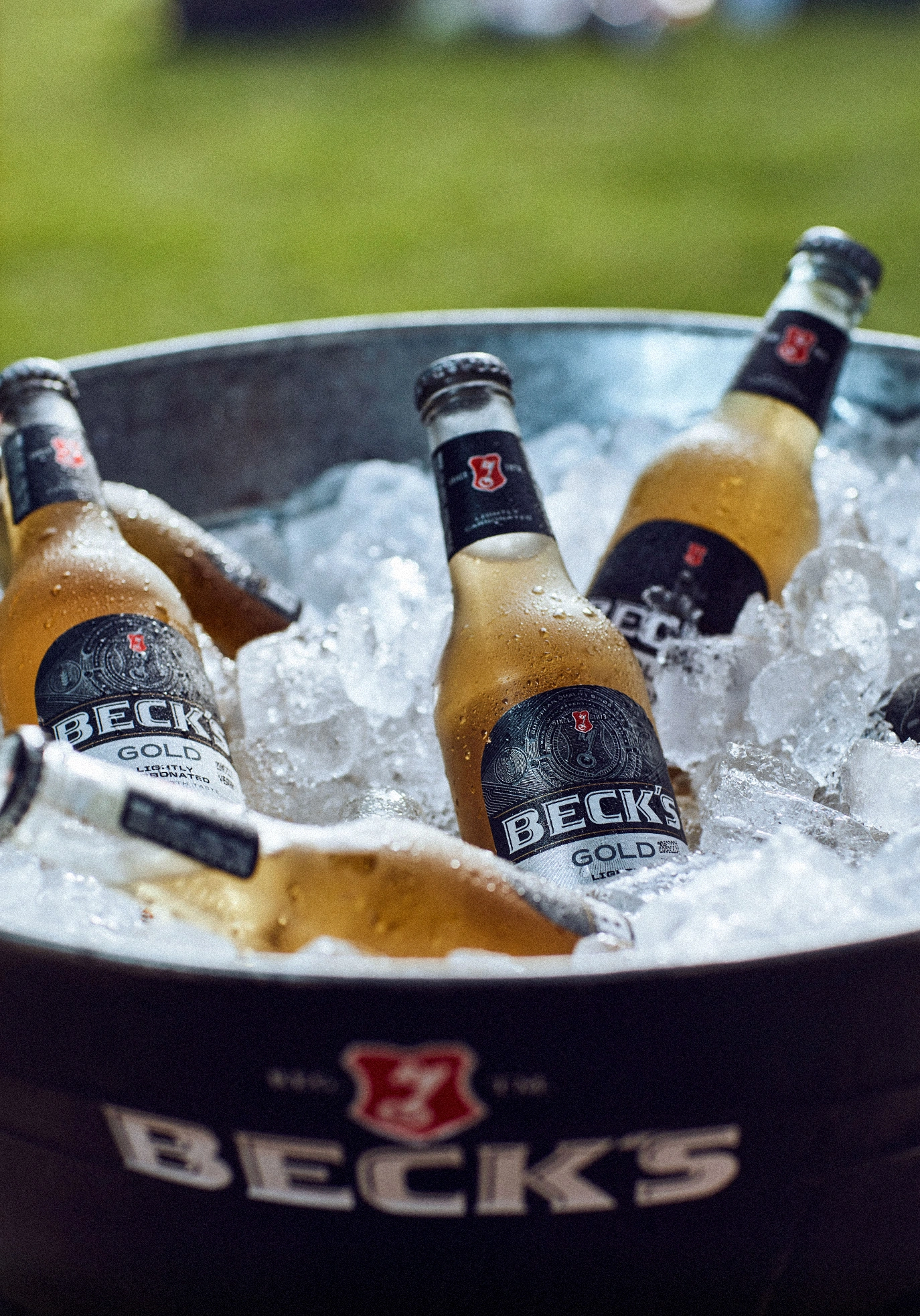 BECKS_GOLD_Bottle_Ice_Vertical_©StudioPatria.webp